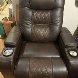 Schooner Rocks power recliner NO DELIVERY. 