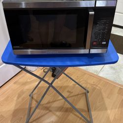 Black stainless steel Cuisinart Deluxe Microwave Oven, 1.1 cubic ft; 1000 watts, with 11 programs.  Practically brand new.  Two months old.  The only 