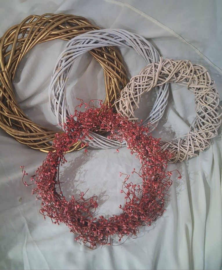 Wreath Set  Of  (4) Gr8 For  Crafts  25.00  For Set (Price Firm) Jurupa Valley Area 