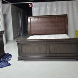 AMERICAN SIGNATURE SOLID KING BEDROOM SET IN GOOD CONDITION - SOME SCRATCHES - VERY STURDY