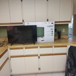 32' Vizio D-series TV