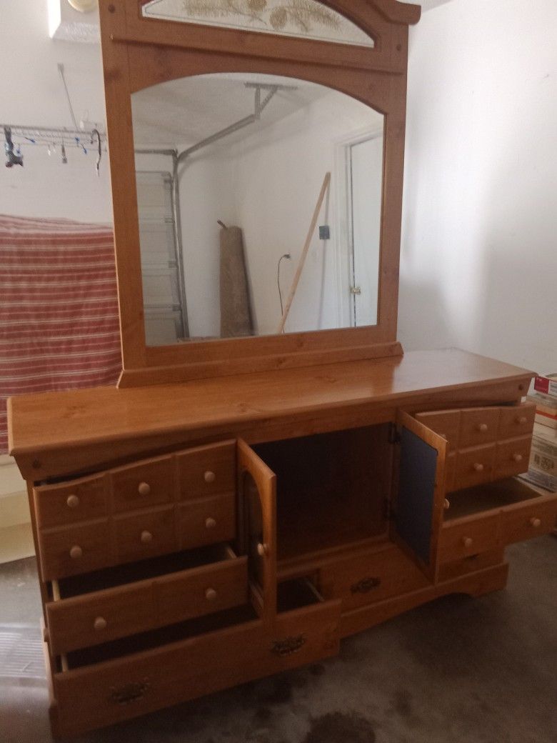 6 Drawer Dresser With mirror And Cubby