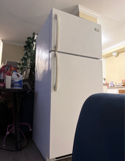 Frigidaire Top-Freezer Refrigerator White