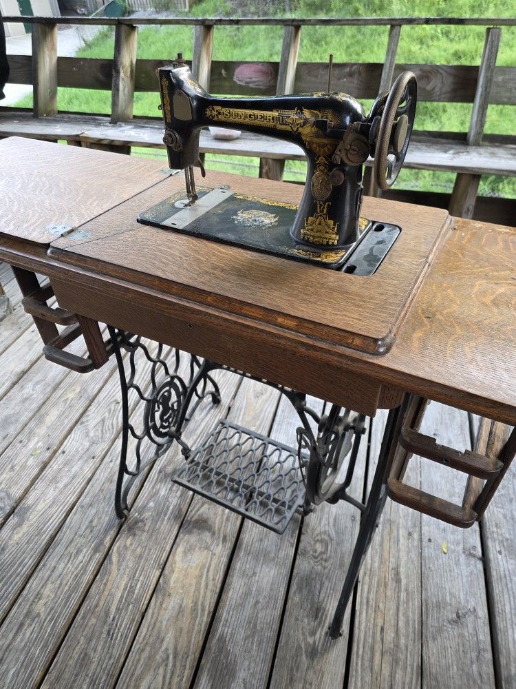 1915 Singer Sewing Machine #127