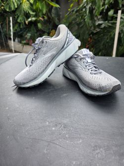 BROOKS  size 8 woman