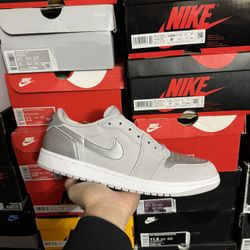 DS Jordan 1 Low Metallic Silver sizes 9.5,11.5
