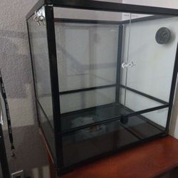 Enclosure And Zoo Med Dual Heat/UVB Light
