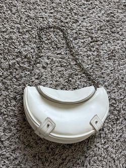 Womans white shoulder bag