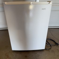 Sanyo - 2.5 Cu. Ft. Compact Mini Fridge $40