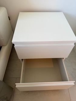 2 nightstands