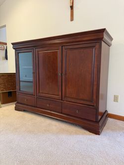 TV Stand / Entertainment Center - Free Delivery