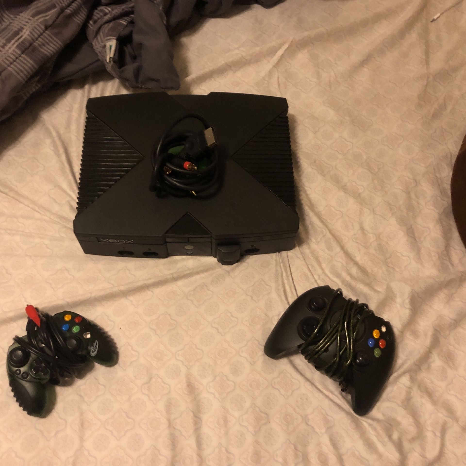 Original Xbox (Used) 2 Controllers (1 Wireless)