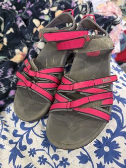 TEVA , SANDALS ALMOST  NEW  VERY DOID CONDITION  SUZE 8.5  