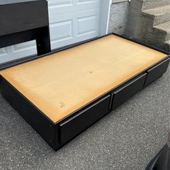Twin Bed With 3 Drawers 
