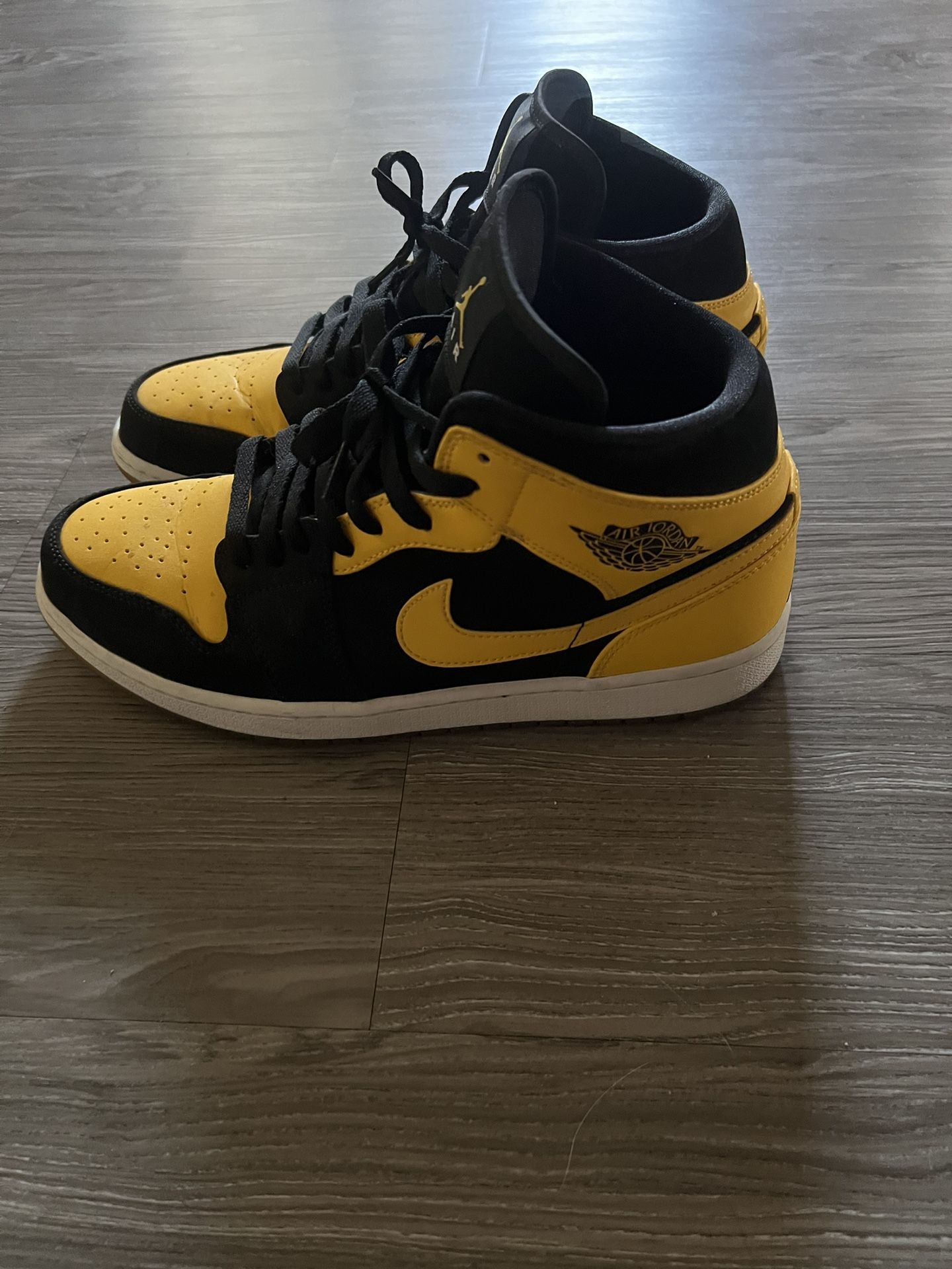 Jordan 1 Mid New Love