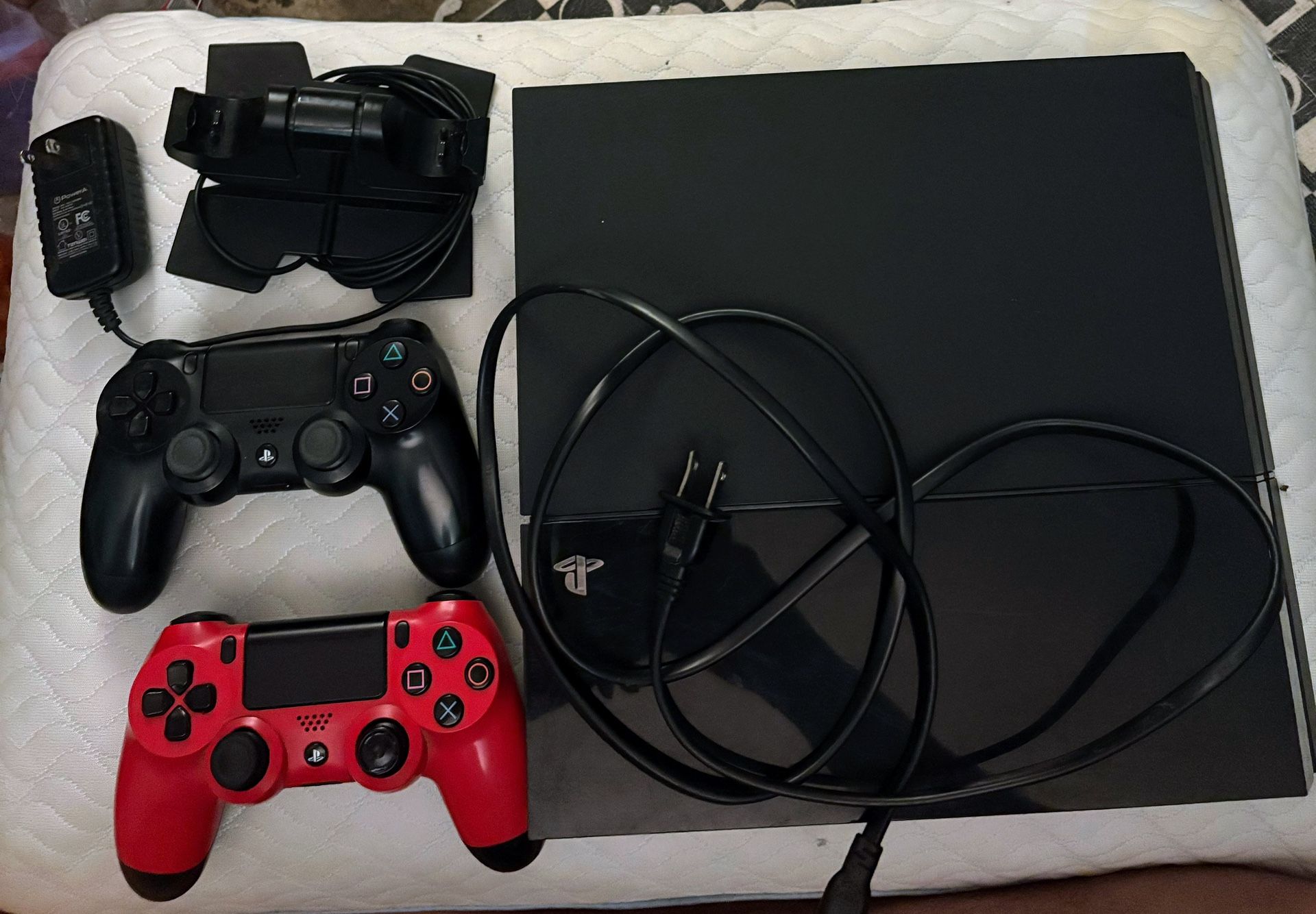 PS4 Console+2 Wireless Remotes+Remote Charging Dock