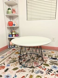 Round white 31.5 inch table