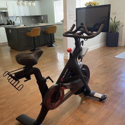 PELOTON BIKE W/ SCREEN! GREAT OFFER!!!!