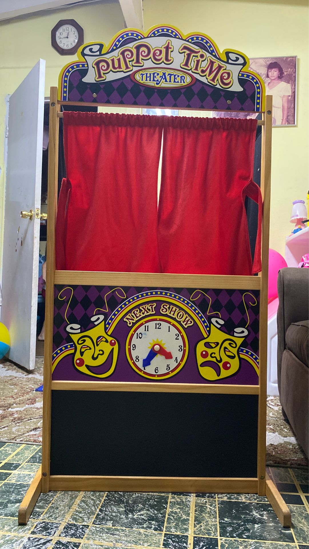 Play pretend puppet theater