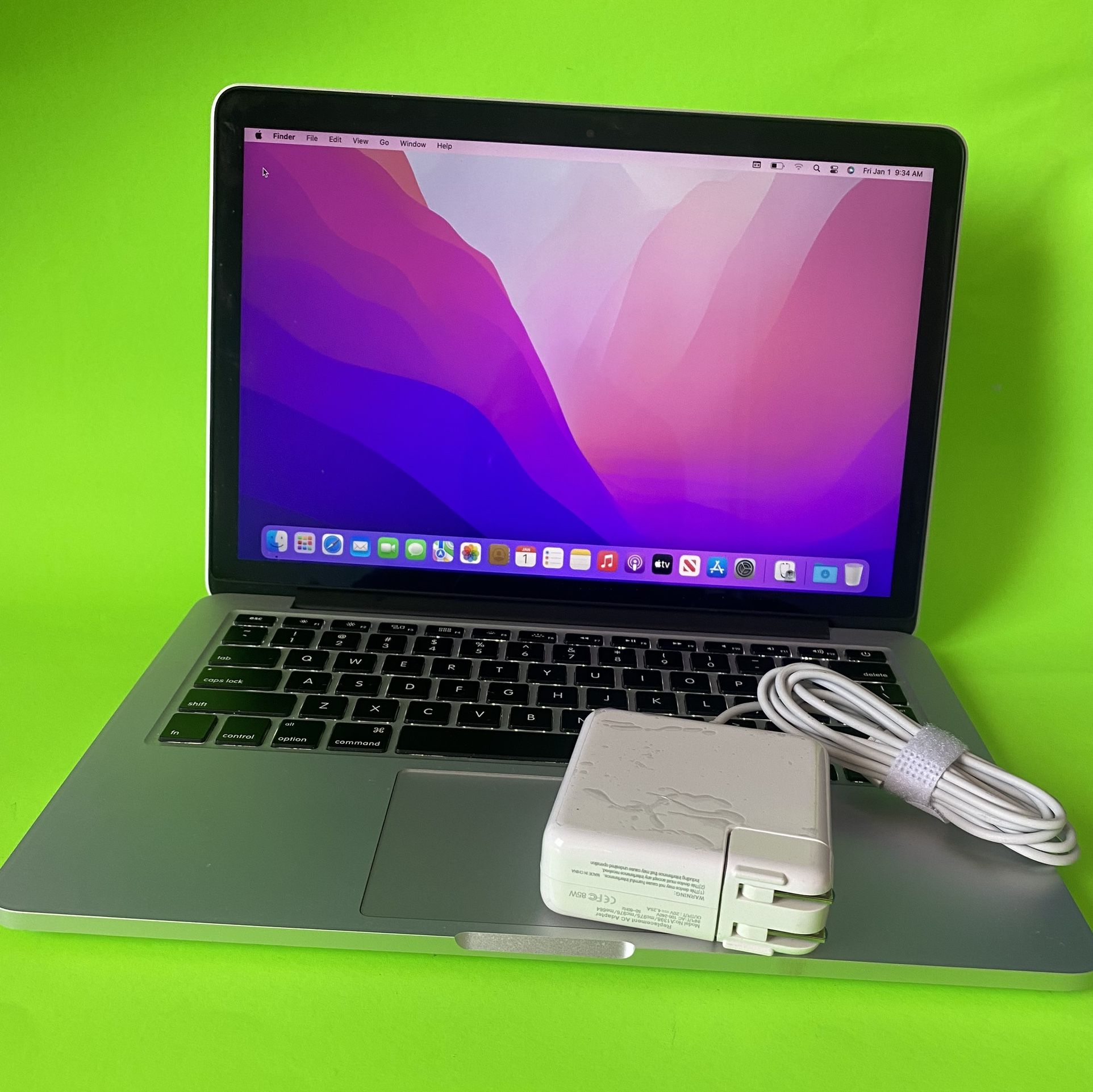 2015 Apple MacBook Pro  13 inch / Dual Core i5/ 8 GB / 128GB SSD. MacOS Monetary