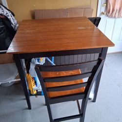 Table With 4 Chirs 