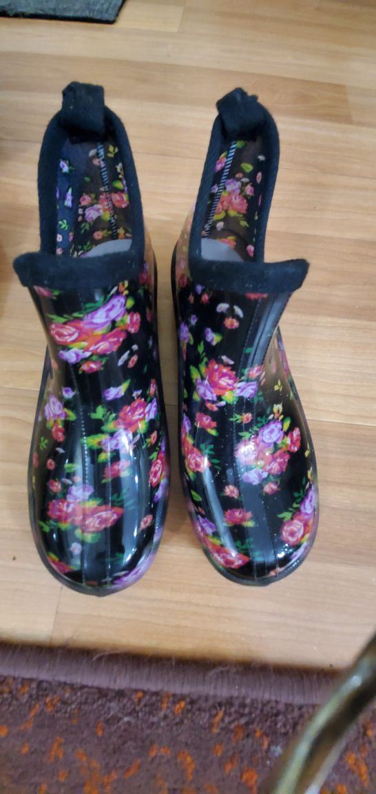 Garden Shoes size 7