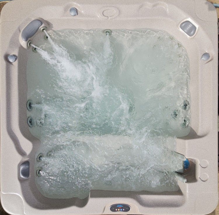 large and beautiful refurbished 6-Person 2007 Cal Spa/ hot tub/spa for sale