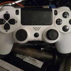 Sony PlayStation 4 DualShock 4 Wireless Controller in Glacier White. 