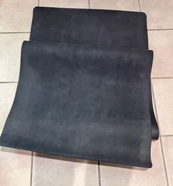 Alo Yoga Warrior Gym Yoga Black Mat 74 x 26.5 for Sale in Seattle,  Washington - OfferUp