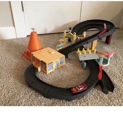 Disney Pixar Cars Race Around Radiator Springs Automatic Racetrack w/ Lightening McQueen