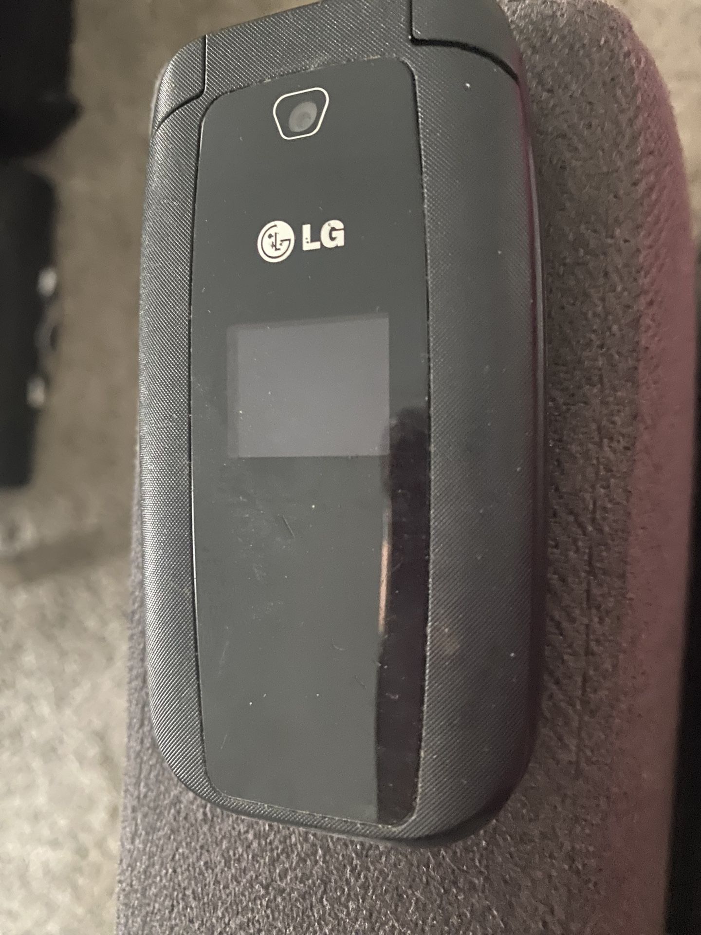 PREPAID LG 440 FLIP PHONE
