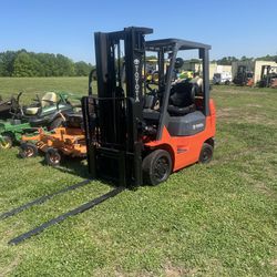 Toyota Forklift 7FGCU25 2005 3 Stage With Side Shift Propane tank included  Hours 17,280 Year 2005 