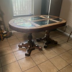 Dinner table does not have chairs