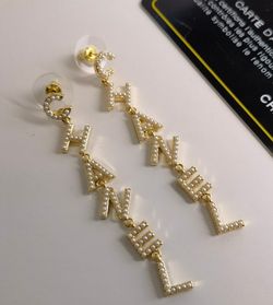 Micro-set rice grain pearl letter stud earrings