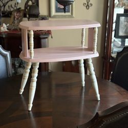 Adorable accent table/end table