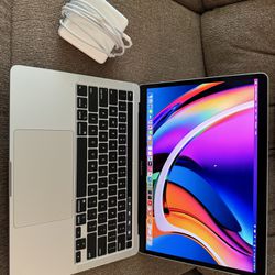 2020/2021 MacBook Pro 13”, i7 Quad Core, 32GB, 512gb, Only 77 Battery Cycles