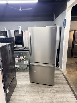 👑 Mora 17.2 cu. ft. Counter Depth Bottom Freezer Refrigerator with LED Interior Lighting👑 Dimensions (WxDxH)31.1 in. x 29.1 in. x 69.1 in.