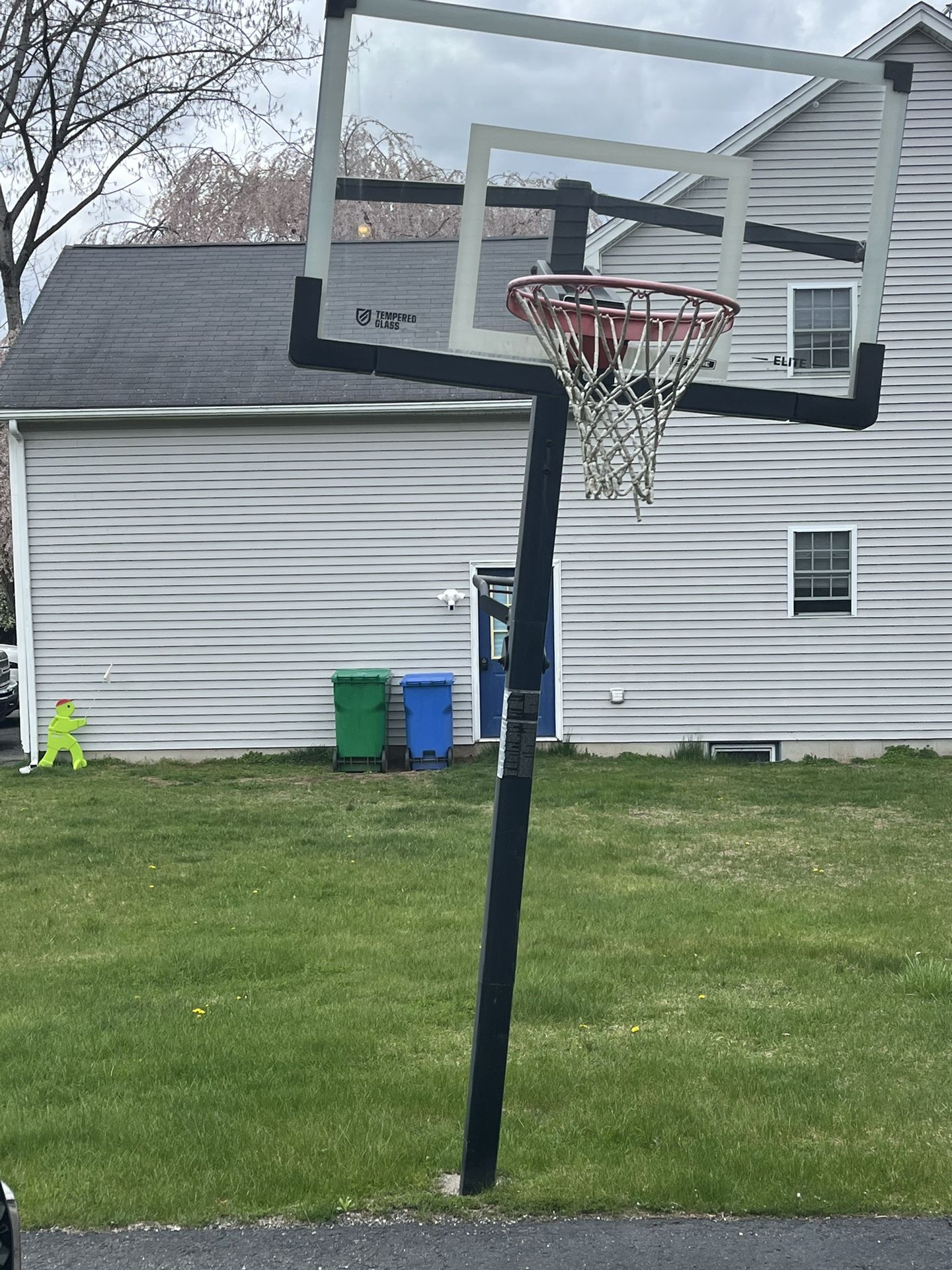 Basketball Hoop - adjustable. 