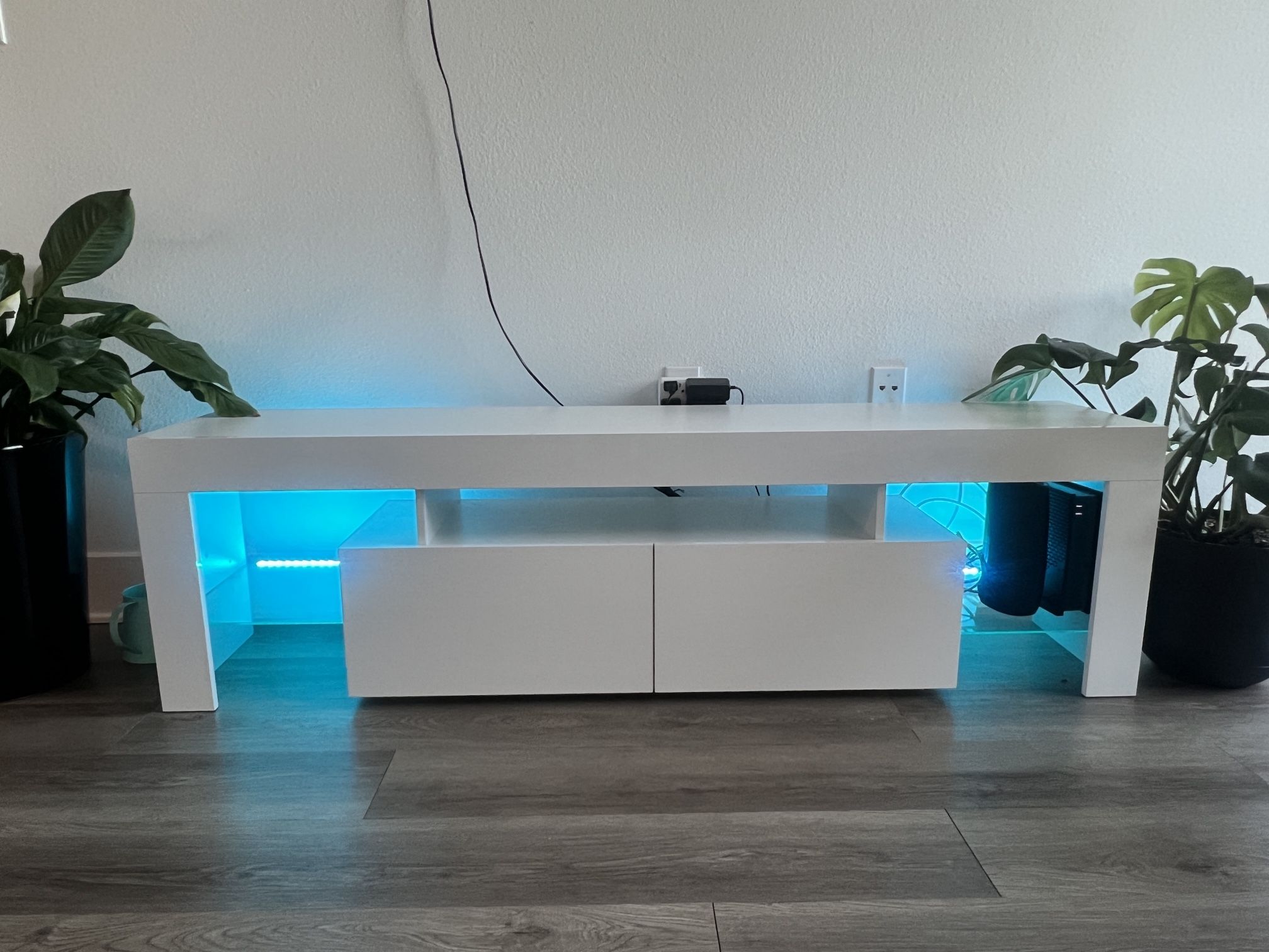 TV Stand/ Entertainment Center