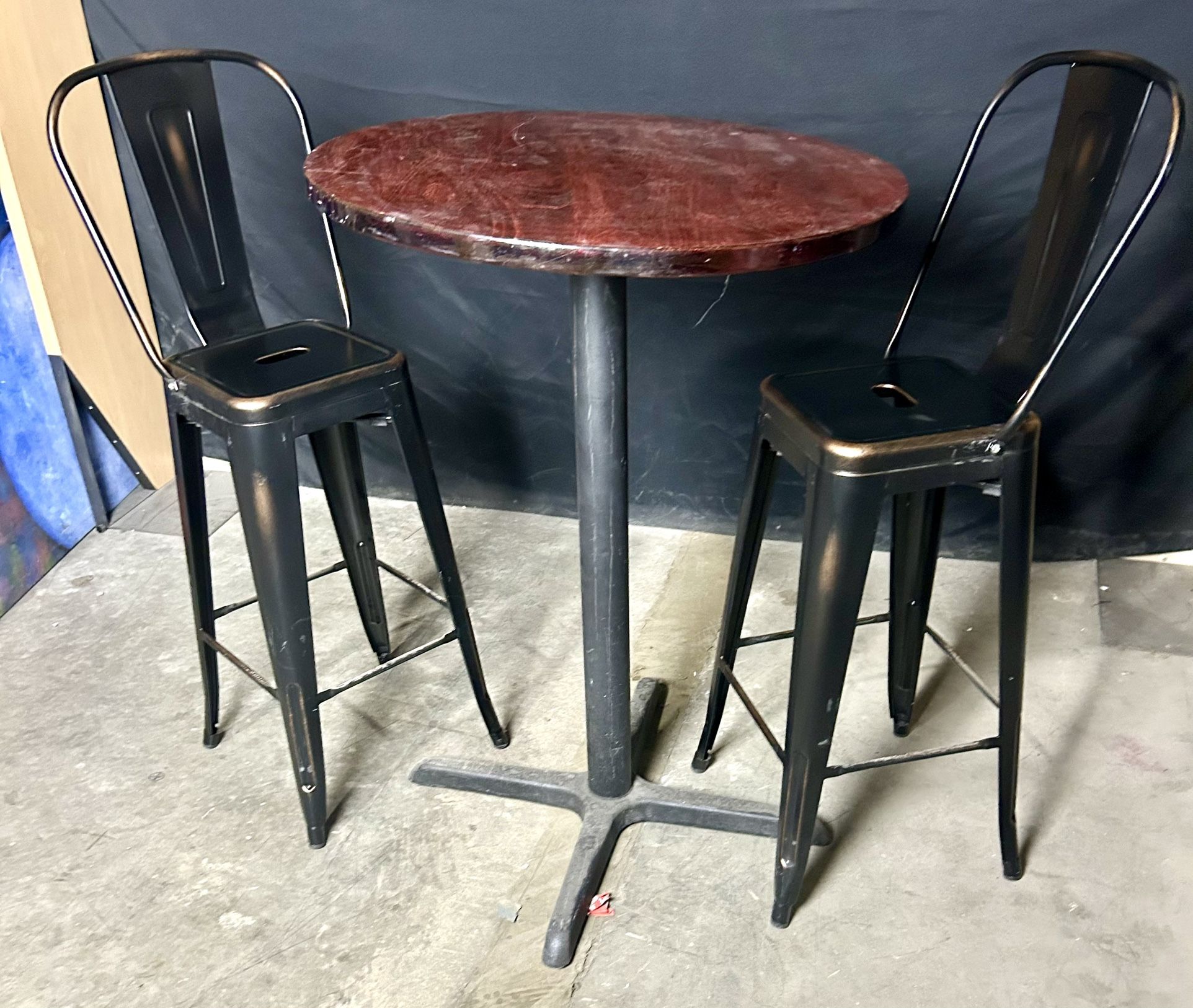 TABLE PUB STYLE WITH 2 PUB STYLE bar stool Commercial