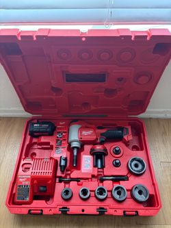 Milwaukee M18 FORCE LOGIC 10-Ton Knockout Tool 1/2" 2" Kit 2676-20