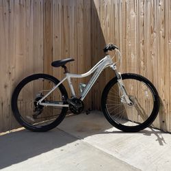 Women’s/Unisex 27.5 inch trek mountain bike, ready to go 16 Inch Frame I’m Asking $300 Or Best Offer Open To Trades Pick Up Only