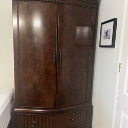 Gorgeous Armoire! Inlaid wood, TONS of Storage, Removable Shelves. 49”x26x84