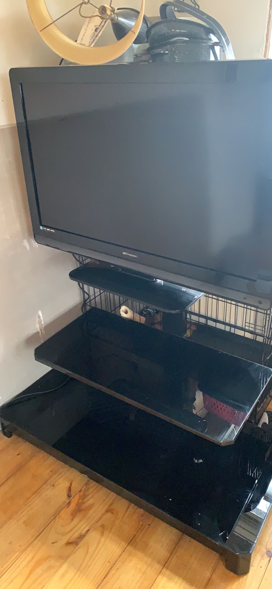 45 inch Emerson tv an tv stand 150$