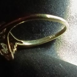 14 K Ring With Diamonds In It 