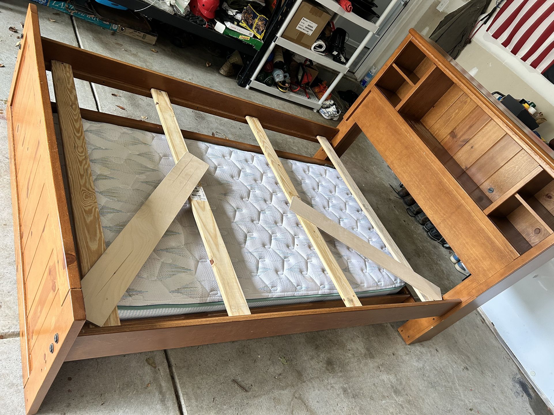 Wooden full Size Bed With Trundle