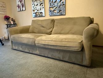 Excellent condition plush loveseat couch/Sofa