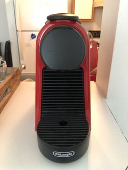 Nespresso Machine with tray and two cups