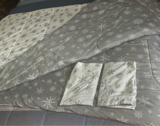 Full/Queen reversible comforter