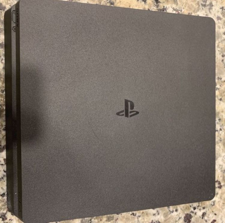 Ps4 Slim 1 tb GREAT LIKE NEW CONDITION